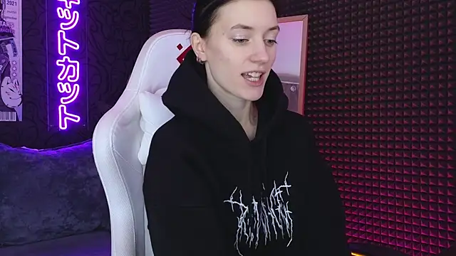 roxy riot  online show from 3, 3, 2025