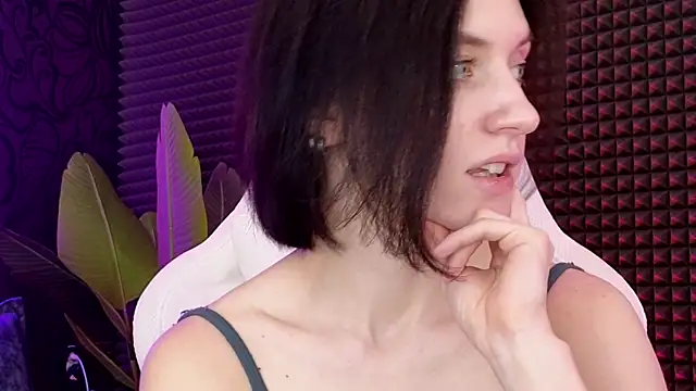 roxy riot  online show from 10, 3, 2025