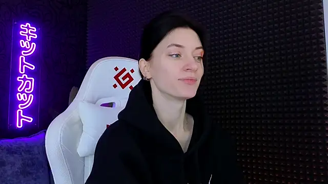 roxy riot  online show from 16, 3, 2025