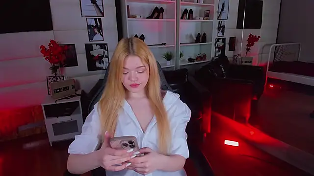 AdeleCartier online show from 13, 2, 2025