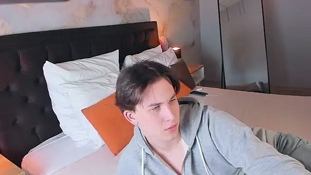 AdrianoAubert online show from 6, 3, 2025