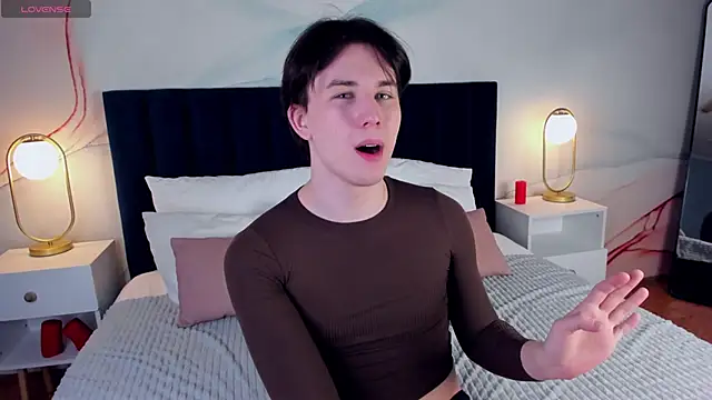 AdrianoAubert online show from 8, 3, 2025