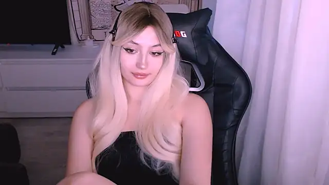 beauty blonde online show from 4, 12, 2025