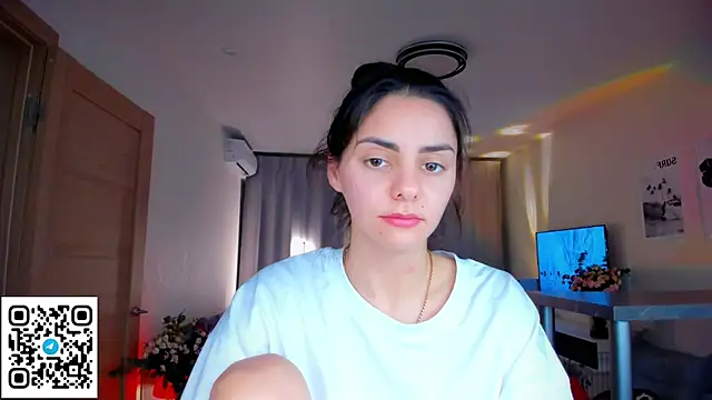 Snapshot of EmiliaZen chatting on 8, 3, 2026 EmiliaZen online show from 8, 3, 2026