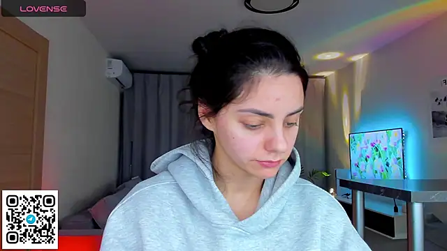 Snapshot of EmiliaZen chatting on 10, 4, 2026 EmiliaZen online show from 10, 4, 2026