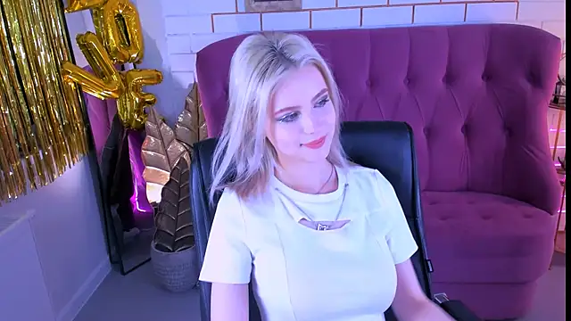 LeonaStane online show from 1, 3, 2025