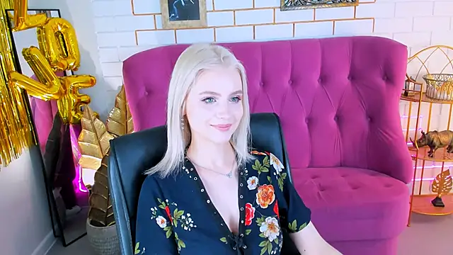 LeonaStane online show from 5, 3, 2025