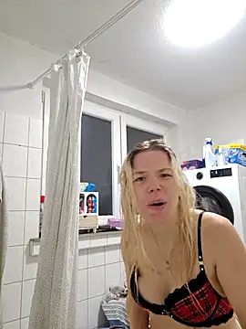 ademandjulia online show from 7, 5, 2026
