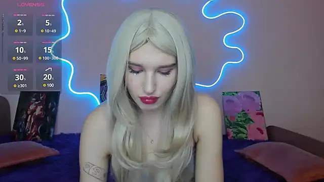 Snapshot of EvelinaLuu chatting on 4, 3, 2025 EvelinaLuu online show from 4, 3, 2025