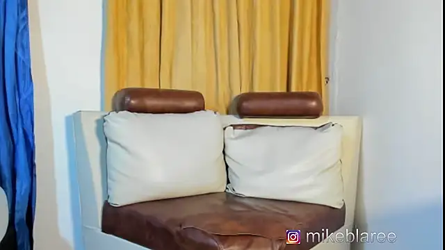 Snapshot of mikeblaree chatting on 21, 10, 2025 mikeblaree online show from 21, 10, 2025