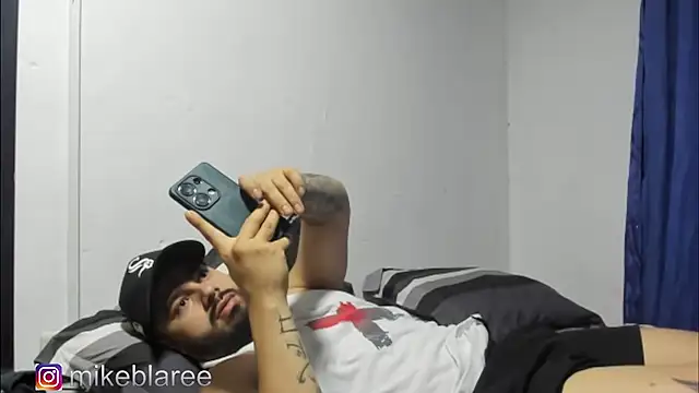 Snapshot of mikeblaree chatting on 30, 10, 2025 mikeblaree online show from 30, 10, 2025