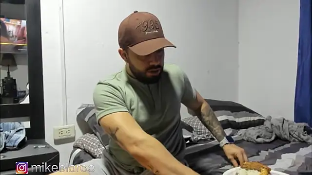 Snapshot of mikeblaree chatting on 3, 11, 2025 mikeblaree online show from 3, 11, 2025