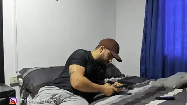 Snapshot of mikeblaree chatting on 4, 11, 2025 mikeblaree online show from 4, 11, 2025