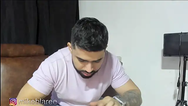 Snapshot of mikeblaree chatting on 17, 11, 2025 mikeblaree online show from 17, 11, 2025