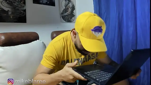 Snapshot of mikeblaree chatting on 27, 11, 2025 mikeblaree online show from 27, 11, 2025