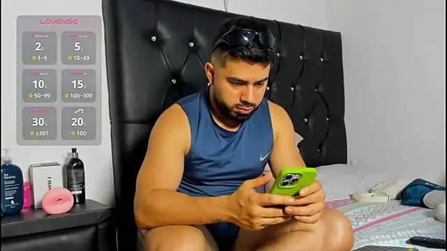 Snapshot of mikeblaree chatting on 16, 12, 2025 mikeblaree online show from 16, 12, 2025