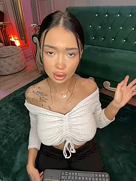 Snapshot of SashaFerrera chatting on 4, 3, 2025 SashaFerrera online show from 4, 3, 2025