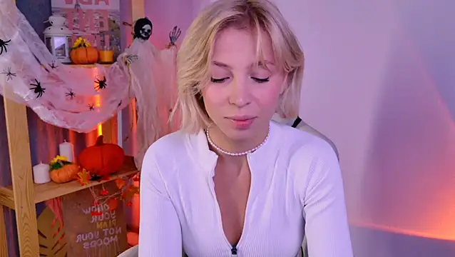 Snapshot of EllySunlover chatting on 24, 10, 2025 EllySunlover online show from 24, 10, 2025