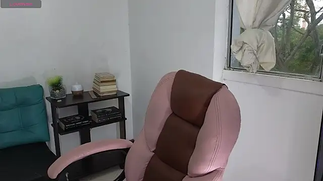 Snapshot of atenea_02_love chatting on 25, 5, 2026 atenea 02 love online show from 25, 5, 2026
