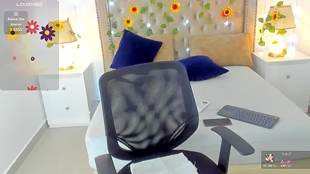 Snapshot of CandieGilson__ chatting on 11, 3, 2025 CandieGilson   online show from 11, 3, 2025