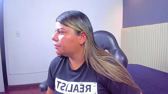 Aida-nicolle online show from 15, 9, 2025