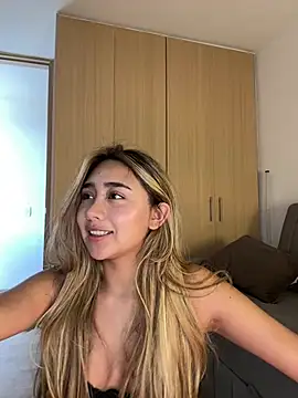 Snapshot of Hornyholly__ chatting on 26, 4, 2026 Hornyholly online show from 26, 4, 2026