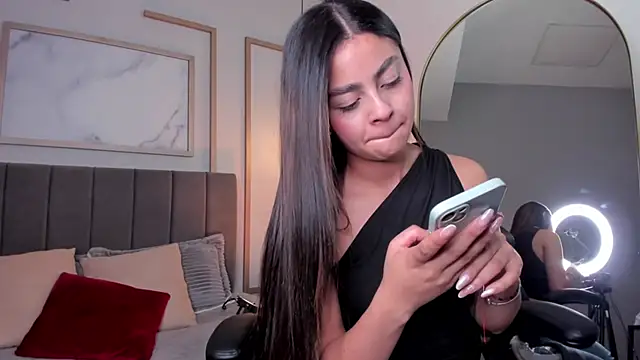 Bella walker  online show from 13, 3, 2026