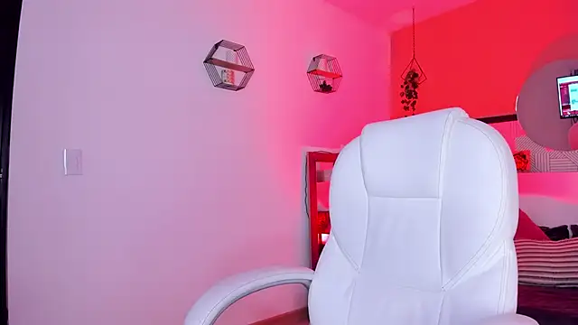 Bella walker  online show from 13, 4, 2026