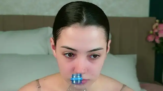 Snapshot of Alice_Deleon chatting on 4, 12, 2025 Alice Deleon online show from 4, 12, 2025