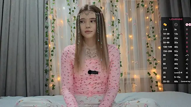 Snapshot of CarolinePepper chatting on 9, 1, 2026 CarolinePepper online show from 9, 1, 2026