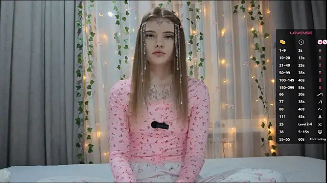 Snapshot of CarolinePepper chatting on 10, 1, 2026 CarolinePepper online show from 10, 1, 2026