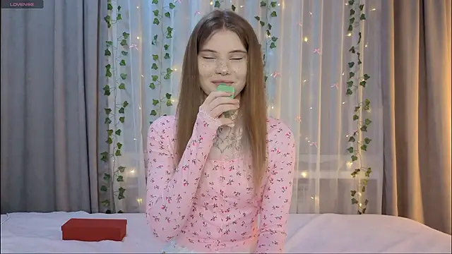 Snapshot of CarolinePepper chatting on 26, 2, 2026 CarolinePepper online show from 26, 2, 2026