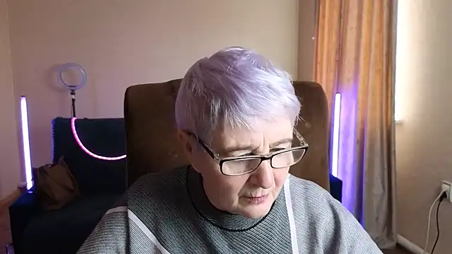 Snapshot of Sandra_Snowflake chatting on 8, 4, 2026 Sandra Snowflake online show from 8, 4, 2026