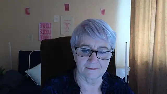 Snapshot of Sandra_Snowflake chatting on 8, 5, 2026 Sandra Snowflake online show from 8, 5, 2026