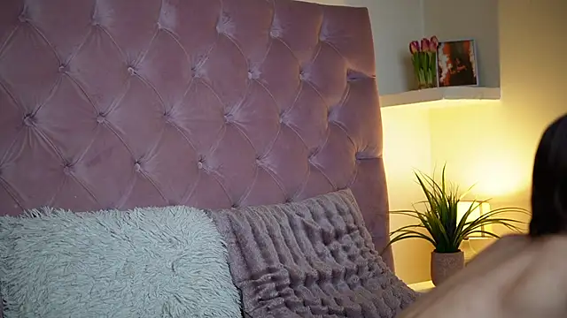 Snapshot of MaiaMini chatting on 12, 11, 2025 MaiaMini online show from 12, 11, 2025