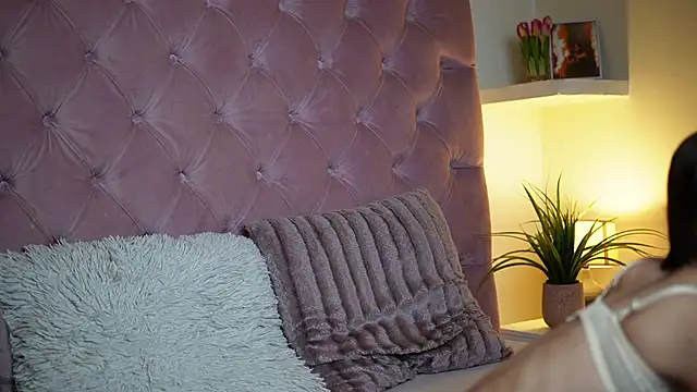 Snapshot of MaiaMini chatting on 13, 11, 2025 MaiaMini online show from 13, 11, 2025