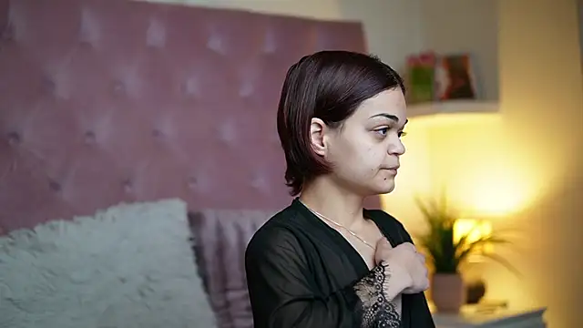 Snapshot of MaiaMini chatting on 2, 12, 2025 MaiaMini online show from 2, 12, 2025