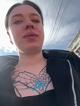 AlishaPrettyBlade online show from 8, 4, 2026