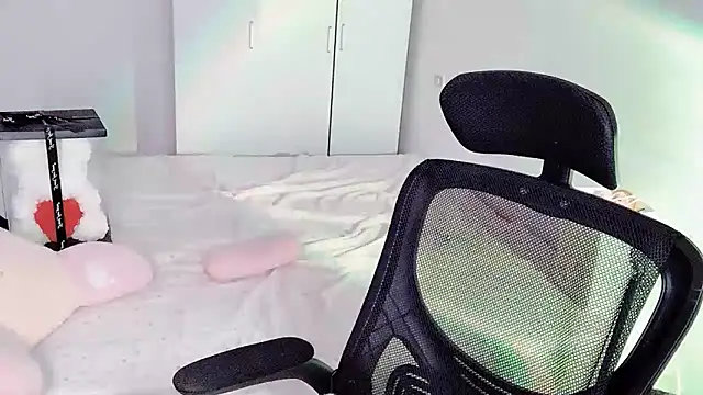 Snapshot of Annnnqi-77 chatting on 9, 10, 2025 Annnnqi-77 online show from 9, 10, 2025