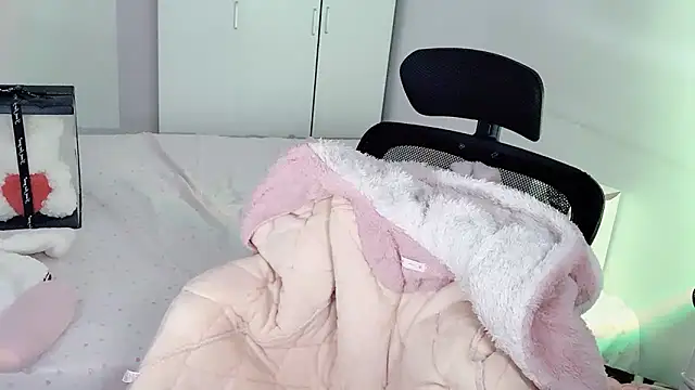 Snapshot of Annnnqi-77 chatting on 25, 10, 2025 Annnnqi-77 online show from 25, 10, 2025