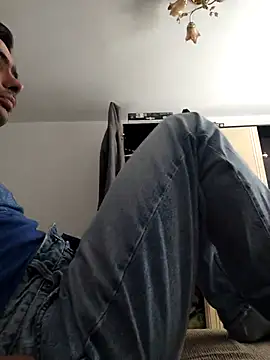 Snapshot of andreiiiii2025 chatting on 28, 4, 2026 andreiiiii2025 online show from 28, 4, 2026