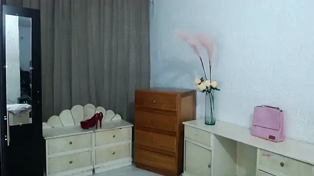 Snapshot of EngelCristaly chatting on 8, 10, 2025 EngelCristaly online show from 8, 10, 2025