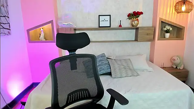 Lucia Brown  online show from 6, 3, 2025