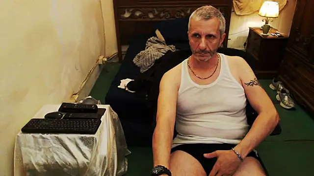 Snapshot of maxdaddy690 chatting on 5, 10, 2025 maxdaddy690 online show from 5, 10, 2025