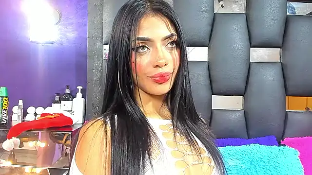 EMYCLARK01 online show from 26, 11, 2025