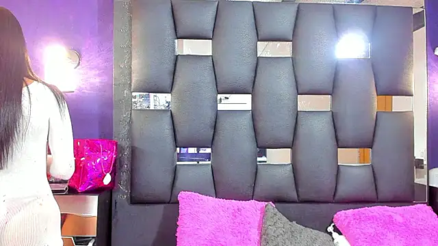 EMYCLARK01 online show from 10, 1, 2026