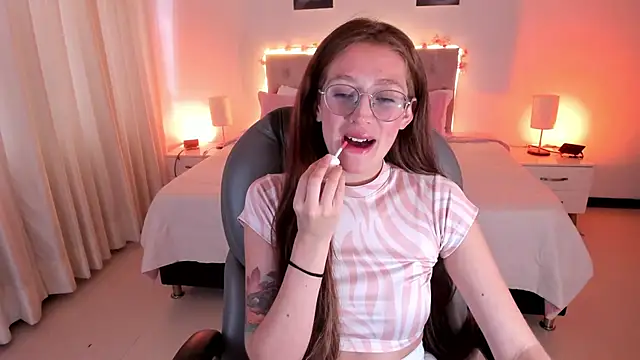 Snapshot of Emily_Warren_ chatting on 7, 10, 2025 Emily Warren online show from 7, 10, 2025