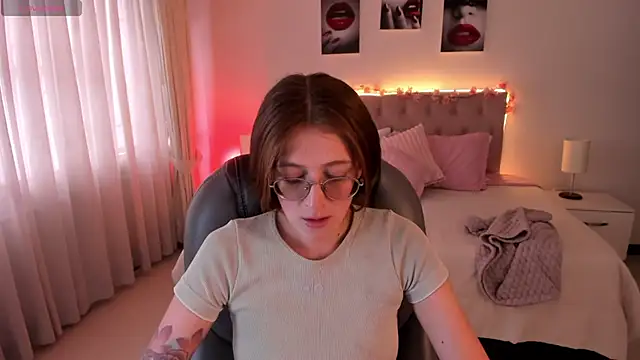 Snapshot of Emily_Warren_ chatting on 16, 10, 2025 Emily Warren online show from 16, 10, 2025