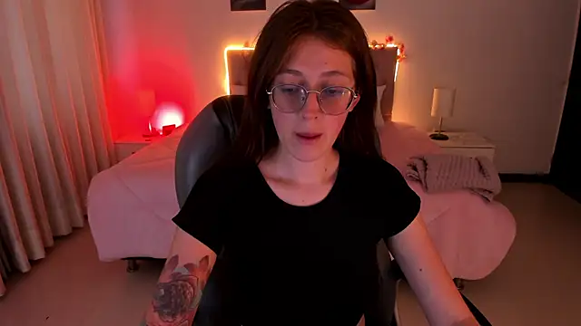 Snapshot of Emily_Warren_ chatting on 10, 11, 2025 Emily Warren online show from 10, 11, 2025