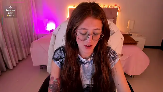 Snapshot of Emily_Warren_ chatting on 11, 11, 2025 Emily Warren online show from 11, 11, 2025